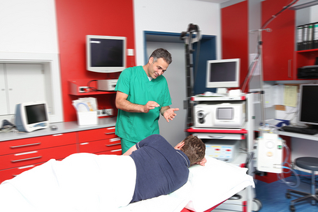 Dr. Gotthardt bei der Darmkrebsvorsorgeuntersuchung