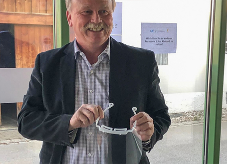 Franz Praxenthaler mit einem Gesichtsschild