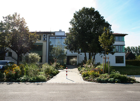 Eingang des Neubaus der Salzachklinik