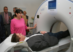 Siegfried Walch testet das CT-Gerät