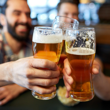Freunde beim Bier trinken