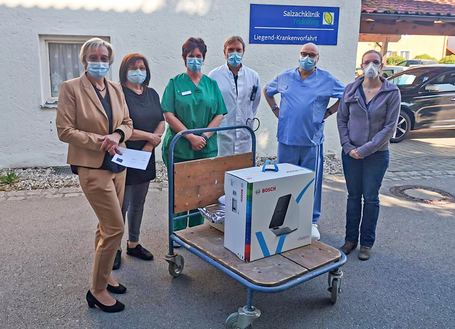 Frau Claudia Jakovou (rechts) übergab das Corona-Schnelltest-Gerät im Auftrag der Max-Aicher-Stiftung an die Verantwortlichen in der Salzachklinik v.l.n.r.: Elisabeth Sinzinger (Klinikleitung), Johanna Hummelberger (stellv. Stationsleitung), Andrea Ehlert, Dr. Johannes Kern und Dr. Ullrich Rehme.