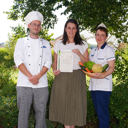 Küchenchef Thomas Mittermüller, Ernährungsberaterin Maria Stadler und Sabine Barmbichler zeigen stolz das Bio-Zertifikat