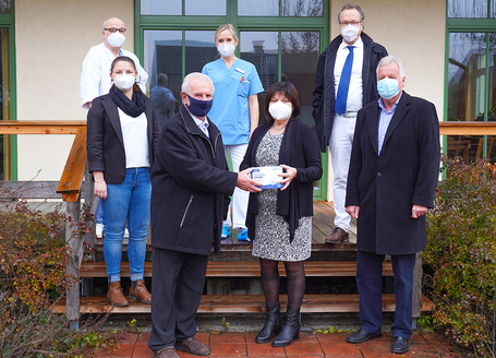 Maskenspende; Hintere Reihe: Dr. Ullrich Rehme, Miriam Alles, Dr. Michael Hüller; Vordere Reihe: Nicole Kraus, Eugen Stadler 1. Vorsitzender Förderverein, Fr. Johanna Hummelberger Pflegedienstleitung, Robert Aigner