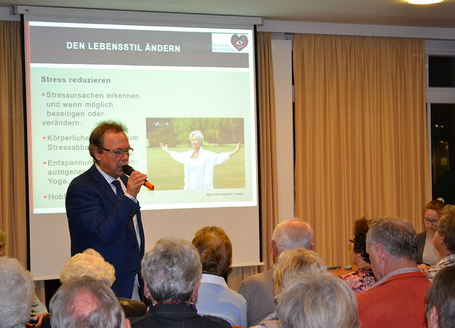 Dr. Hüller beim Vortrag