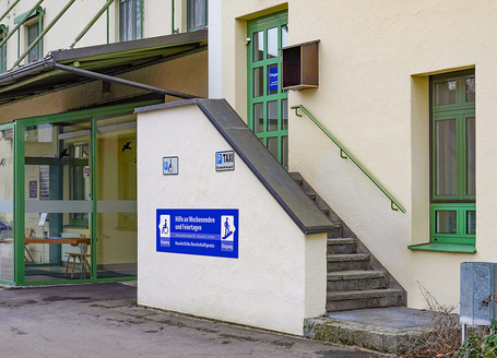 Schild der Bereitschaftspraxis Rupertiwinkel an der Salzachklinik